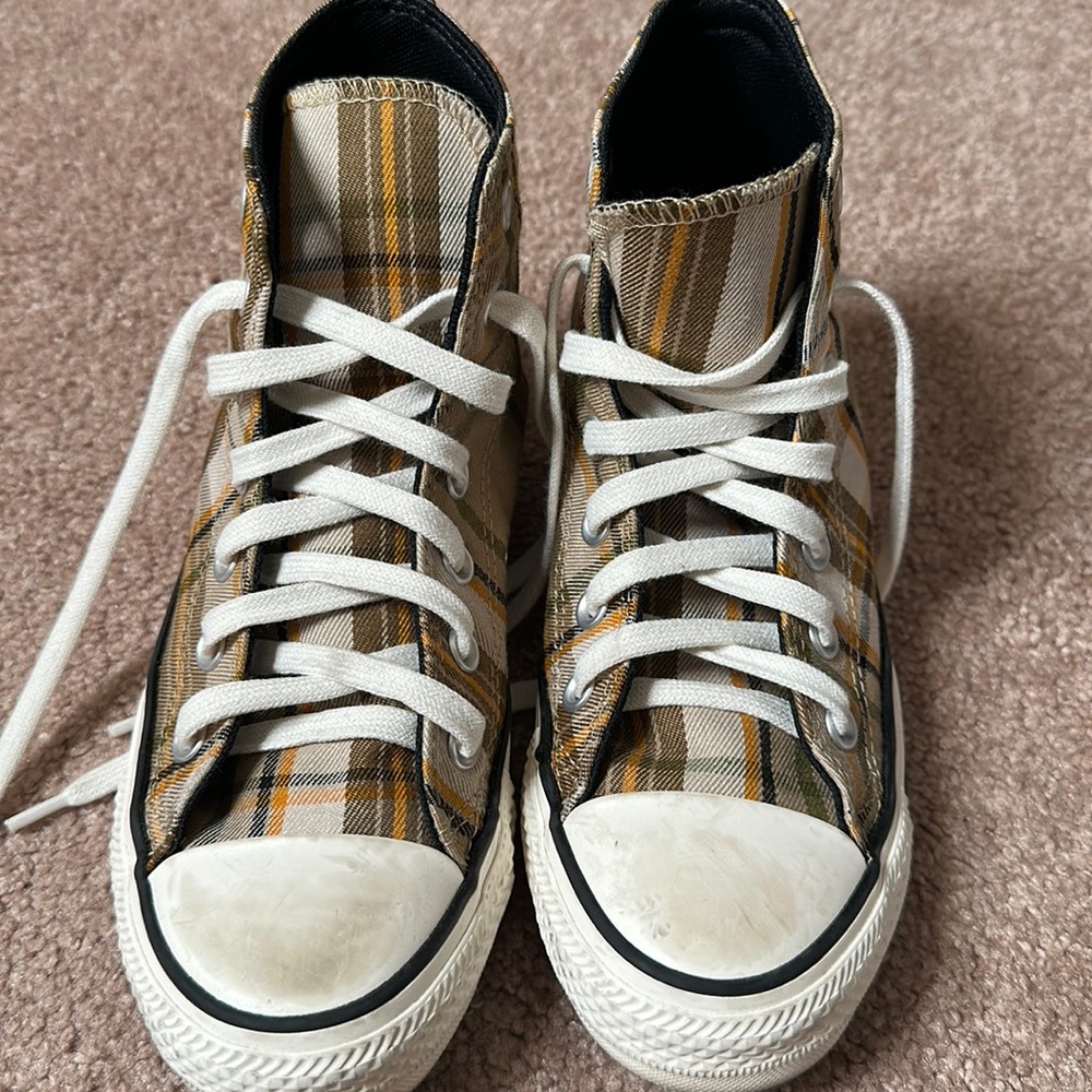 Converse tennis shoes